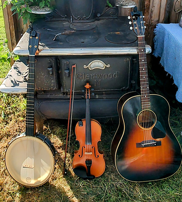 A banjo, fiddle and guitar.